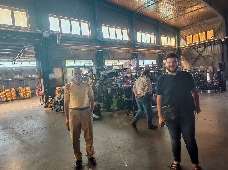 فیکٹری کے دورے کے دوران موٹرسائیکل کے ٹائر اور اندرونی نلیاں مصری گاہک سے پہچان حاصل کرتی ہیں۔